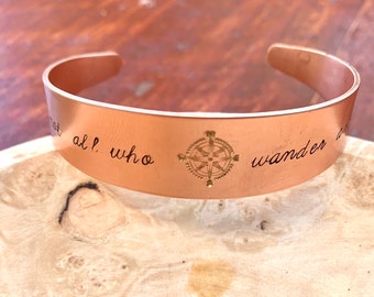 bracciale in rame stampato a mano w/ famosa citazione "Non tutti coloro che vagano sono persi" centrato tra una bella bussola.