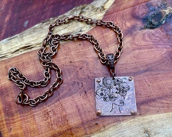 Volto astratto stampato a mano con dettagli floreali