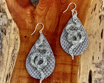 Orecchini serpente in resina su pelle di serpente