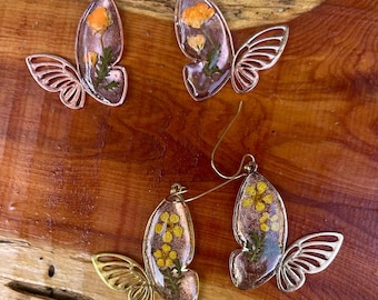 Orecchini a forma di farfalla con fiori secchi