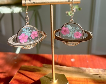 Orecchini Saturno con fiori secchi