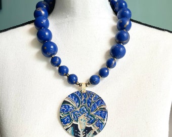 Audace ciondolo floreale con perline di legno dipinte a mano