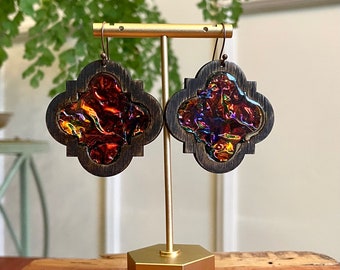 Orecchini quadrifoglio in finto vetro dicroico