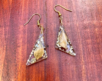 Orecchini in resina ottusi a forma di triangolo con foglie di Ruscus essiccate e vetro glitterato tedesco