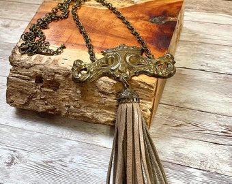 Ciondolo con nappa in pelle con ferramenta per cassetti vintage