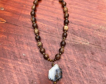 Ciondolo in agata con perline di legno