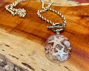 Ciondolo in resina con stella marina e conchiglia