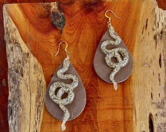 Orecchini serpente in resina su base di cuoio