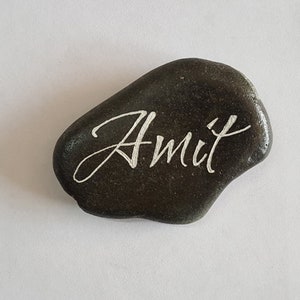 Individuell gravierter Naturkieselstein | Personalisierte Fluss Rock Geschenk | Gartendekoration, Namensstein, Gedenkstätte und Andenken | Handgefertigte Gravur