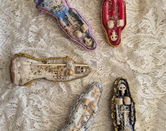 Estatua de Santa Muerte de TikTok de 7 pulgadas, resina, hueso, semillas de abundancia, prosperidad, capa de tela dorada.