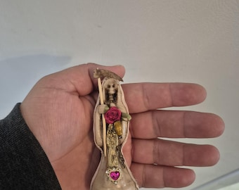 Estatua de TikTok vestida de tela de Santa Muerte de 3.5"