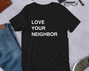 Love Your Neighbor White Letters Camiseta- Unisex- Envío gratis de EE. UU.