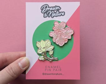Paar emaille pins magnolia en bloesem - verzilverde pins met bloemen