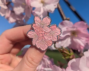 Emaille pin kersenbloesem: reversspeld met roze bloem