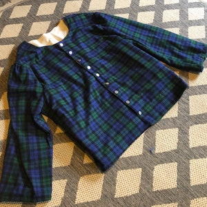 Peut inclure: Une chemise à boutons en plaid bleu et vert avec un col blanc.