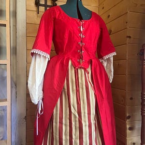 red colonial dress Chrismas Red Festive Mrs. Claus Holiday Party Dress Renaissance Colonial Georgian Queen Princess Gown Theater Costume (Size: M)