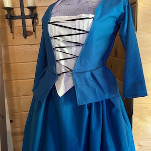 Conjunto de tres piezas del siglo XVIII: chaqueta, peto con ballenas y enagua.