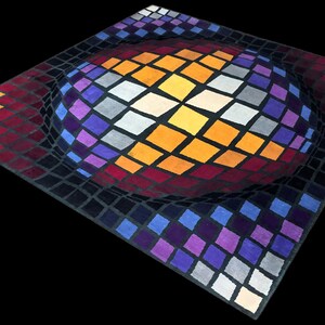 Puede incluir: Una alfombra cuadrada con un dise&ntilde;o tridimensional. La alfombra presenta una forma esf&eacute;rica central compuesta por rombos de colores en tonos naranja, morado y blanco. El &aacute;rea circundante tiene un patr&oacute;n de cuadr&iacute;cula.