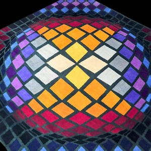 Puede incluir: Obra de arte geom&eacute;trica abstracta con efecto tridimensional. El dise&ntilde;o presenta una forma esf&eacute;rica central compuesta por rombos de colores naranja, amarillo, morado y blanco, sobre un fondo negro. El &aacute;rea circundante es una cuadr&iacute;cula de rombos.