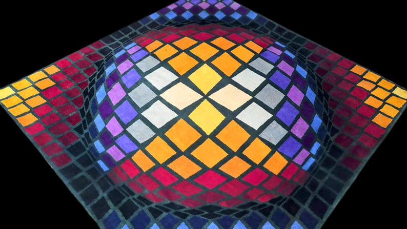 Puede incluir: Obra de arte geom&eacute;trica abstracta con efecto tridimensional. El dise&ntilde;o presenta una forma esf&eacute;rica central compuesta por rombos de colores naranja, amarillo, morado y blanco, sobre un fondo negro. El &aacute;rea circundante es una cuadr&iacute;cula de rombos.