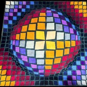 Puede incluir: Una alfombra cuadrada con un dise&ntilde;o esf&eacute;rico en 3D. La esfera est&aacute; compuesta por cuadrados coloridos en tonos de amarillo, blanco, morado, rojo y azul. El fondo es gris oscuro con un patr&oacute;n de cuadr&iacute;cula, creando una ilusi&oacute;n &oacute;ptica.