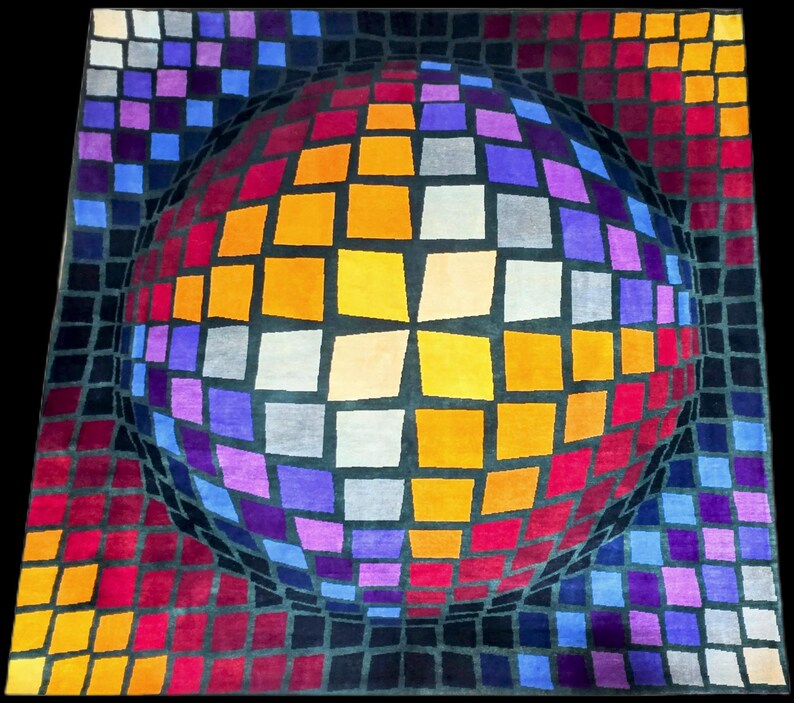 Puede incluir: Una alfombra cuadrada con un dise&ntilde;o esf&eacute;rico en 3D. La esfera est&aacute; compuesta por cuadrados coloridos en tonos de amarillo, blanco, morado, rojo y azul. El fondo es gris oscuro con un patr&oacute;n de cuadr&iacute;cula, creando una ilusi&oacute;n &oacute;ptica.