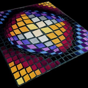 Puede incluir: Una alfombra cuadrada con un dise&ntilde;o de ilusi&oacute;n &oacute;ptica 3D. La alfombra presenta un patr&oacute;n de cuadr&iacute;cula que parece curvarse hacia adentro, creando una forma esf&eacute;rica. El dise&ntilde;o incorpora una variedad de colores, incluyendo amarillo, naranja, morado y rojo.