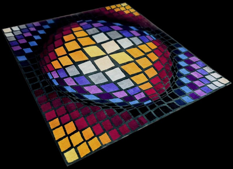 Puede incluir: Una alfombra cuadrada con un dise&ntilde;o de ilusi&oacute;n &oacute;ptica 3D. La alfombra presenta un patr&oacute;n de cuadr&iacute;cula que parece curvarse hacia adentro, creando una forma esf&eacute;rica. El dise&ntilde;o incorpora una variedad de colores, incluyendo amarillo, naranja, morado y rojo.