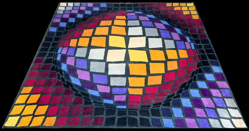 Puede incluir: Una vibrante alfombra geom&eacute;trica con un dise&ntilde;o esf&eacute;rico en 3D. La alfombra presenta una cuadr&iacute;cula de cuadrados coloridos en tonos de naranja, morado, rojo, azul y gris, creando una ilusi&oacute;n &oacute;ptica sobre un fondo negro. Esta alfombra es una pieza llamativa.