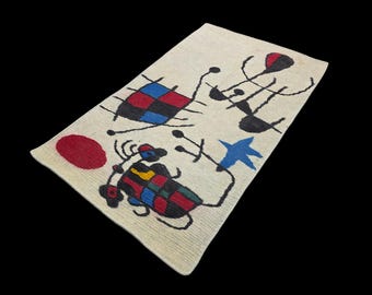 Tapis Joan Miró Le Sourire aux Ailes Flamboyantes – Tapis Nomade Contemporain – 100% Laine – Dimensions 117 x 200 cm (46 x 79 in)