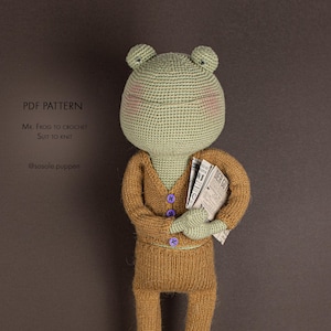 Instrucciones. Teje a crochet el Sr. Rana (50 cm) con ropa de punto. Alemán/Inglés