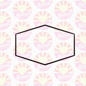 Puede incluir: Un cortador de galletas hexagonal negro. El cortador está colocado sobre un patrón repetitivo de círculos rosas y blancos con el texto "Sunset cookiecutters" y un diseño de corazón.