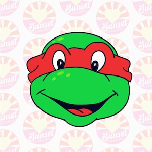 Puede incluir: Una cara de tortuga verde de dibujos animados con una máscara roja, ojos negros y una boca sonriente. La imagen es un diseño de cortador de galletas. El fondo presenta un patrón repetitivo de círculos rosas y blancos con el texto "Sunset Cookie Cutters".
