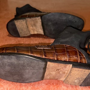 Raros botines tipo calcetín de cuero con efecto cocodrilo de Loewe originales en marrón y negro, hechos en Italia, mules, zapatos imagen 9