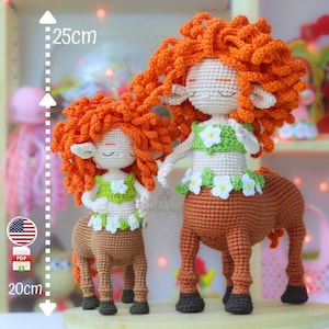 Peut inclure: Deux poupées centaures au crochet. Les poupées ont des cheveux orange, une peau blanche et portent des hauts verts avec des fleurs blanches. Les corps des centaures sont bruns. Les poupées mesurent environ 20 cm et 25 cm de haut.