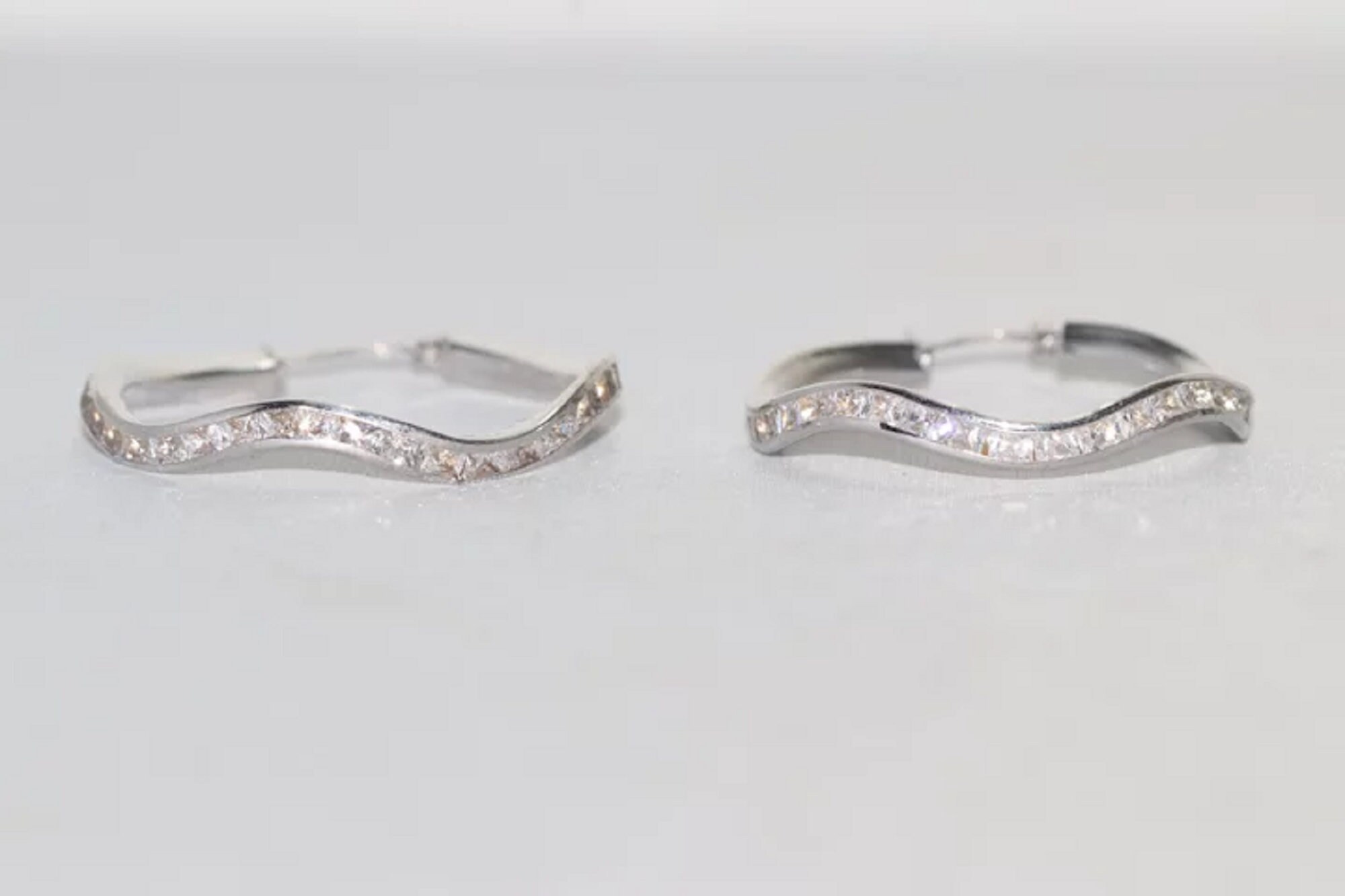 Orecchini A Cerchio In Oro Bianco 14kt (585) Con Zirconi – Gioielli Donna Eleganti, Diametro 15,5 Mm, Regalo In Confezione Lusso