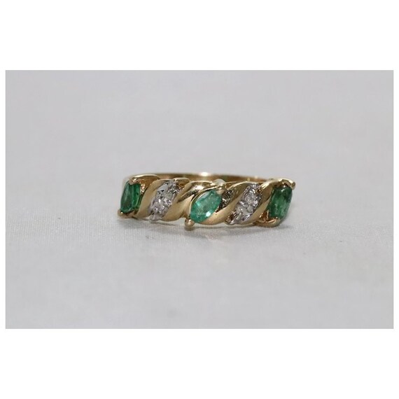 10 KT Yellow Gold Emerald and Diamond Ring - image 2
