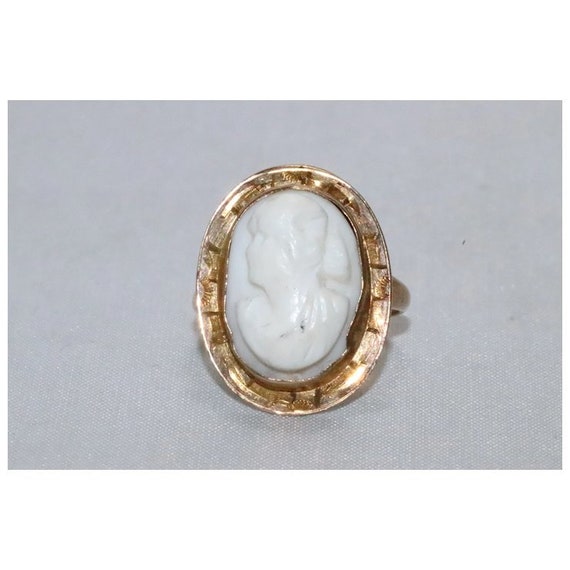 10 KT Yellow Gold Cameo Ring - image 2