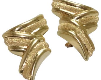 Pendientes Omega retorcidos de oro amarillo de 14k de estilo vintage.