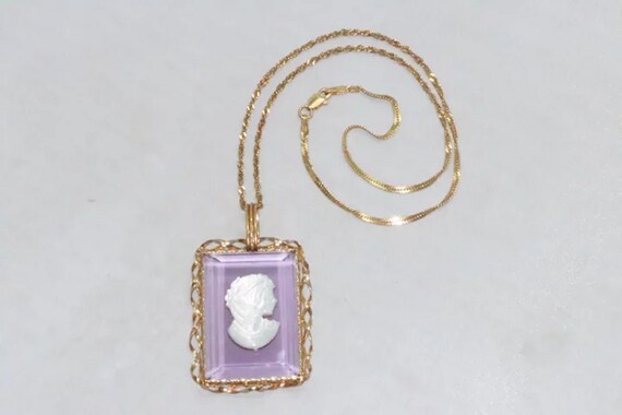 14 KT Yellow Gold Amethyst and Mother of Pearls C… - image 4