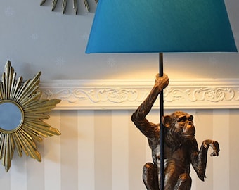 Lampada da tavolo a forma di scimmia in stile giungla: arredamento esotico per la casa