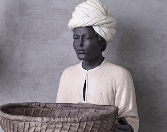 Hombre negro con cesta, estatuas coloniales, figura de hombre negro, escultura decorativa, figura sentada con cesta, escultura egzótica, decoración étnica