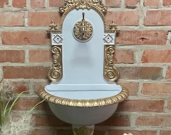 Muurfontein in renaissancestijl: witte en gouden bloementuindecoratie