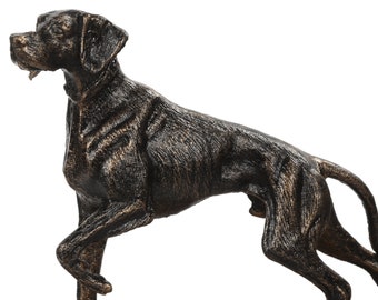 Estatua de sabueso de hierro fundido sobre base de madera: Escultura vintage de perro de caza