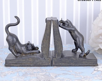 Boekensteunen in antieke kattenstijl: shabby chic decoratie voor je thuisbibliotheek