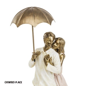 Figura dorada de pareja enamorada bajo una sombrilla, Decoración del hogar, Regalo para enamorados, Decoración de mesa moderna, Pareja besándose bajo una sombrilla,