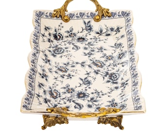 Vintage keramische serveerschaal met bloemenmotief: gouden handgrepen, elegante tafeldecoratie