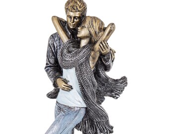Romantisch beeldje van een verliefd stel dat elkaar omhelst, modern liefdesbeeldje als woondecoratie of cadeau.