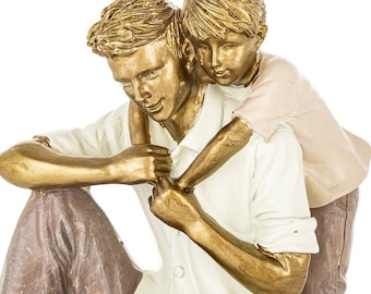 Beeldje van een vader en zoon in hars, een emotioneel familiebeeldje van een liefdevolle vader en kind.