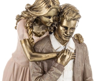 Romantisch beeldje van een zittend stel: een man die een vrouw omarmt. Liefdessculptuur, huwelijksgeschenk, decoratie.